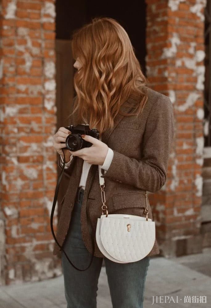 她们居然可以换衣不换包?