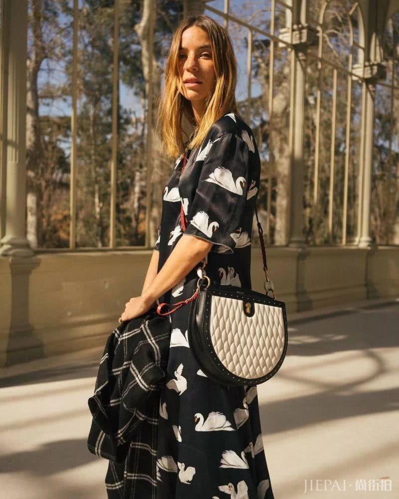 她们居然可以换衣不换包?