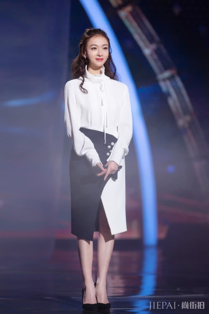 吴谨言普通半身裙穿出了3万的高级感,气场强大