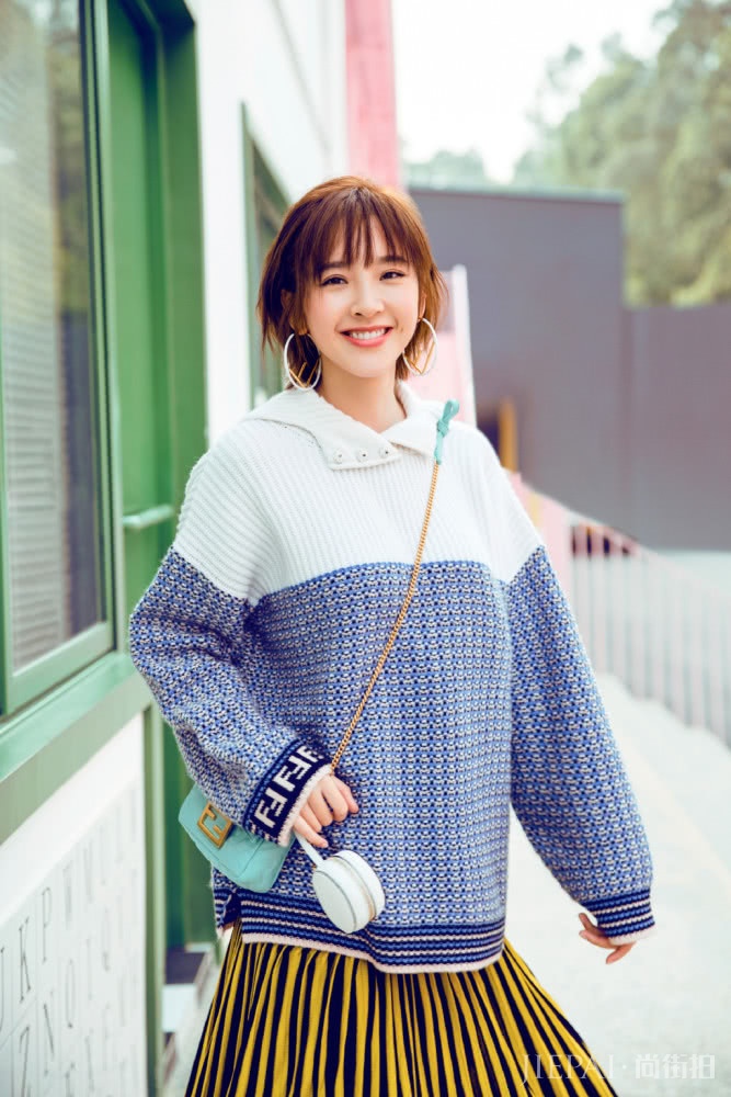 唐艺昕新发型太惊艳了!摩卡波波头意外时尚气质,美得太高调