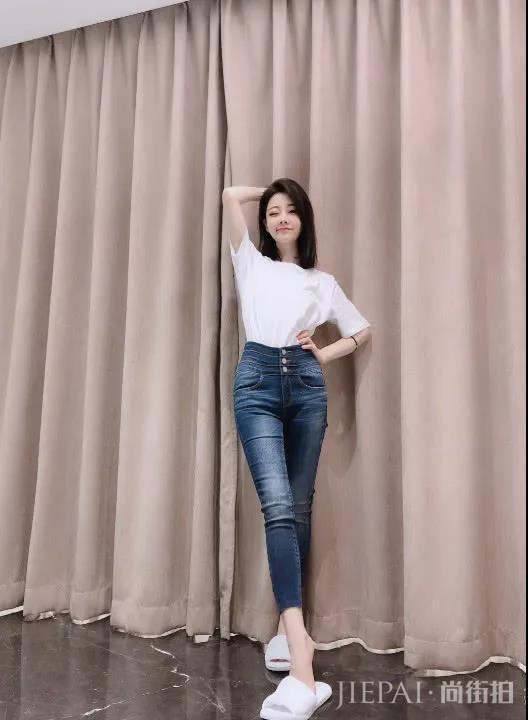 冯提莫穿露肩蓝裙现身活动,露出鞋子后身高短板完全暴露!