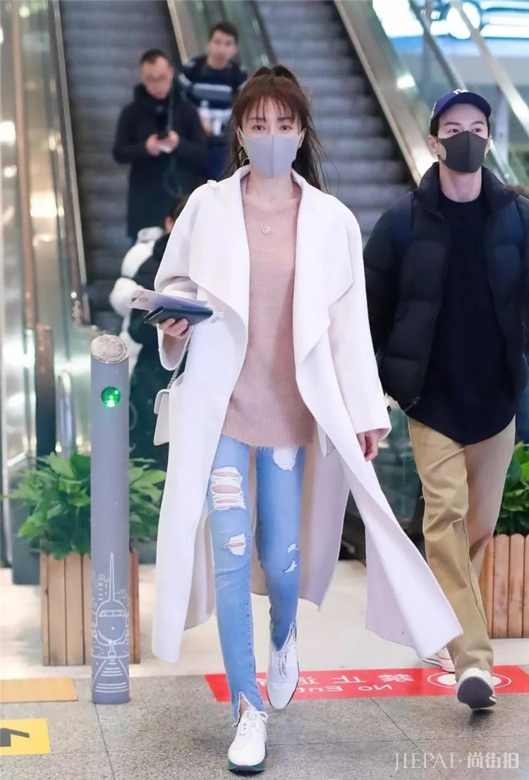 春季怎么穿？这样穿白外套最好看