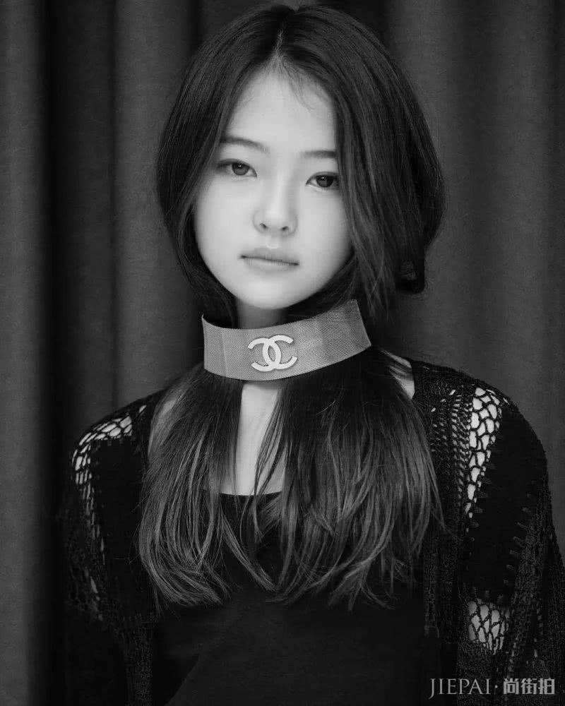 这位11岁的混血小美女，是小宋慧乔还是小Jennie？