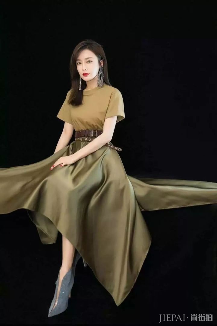 夏天要来了 小仙女们准备好时髦的半身裙了么