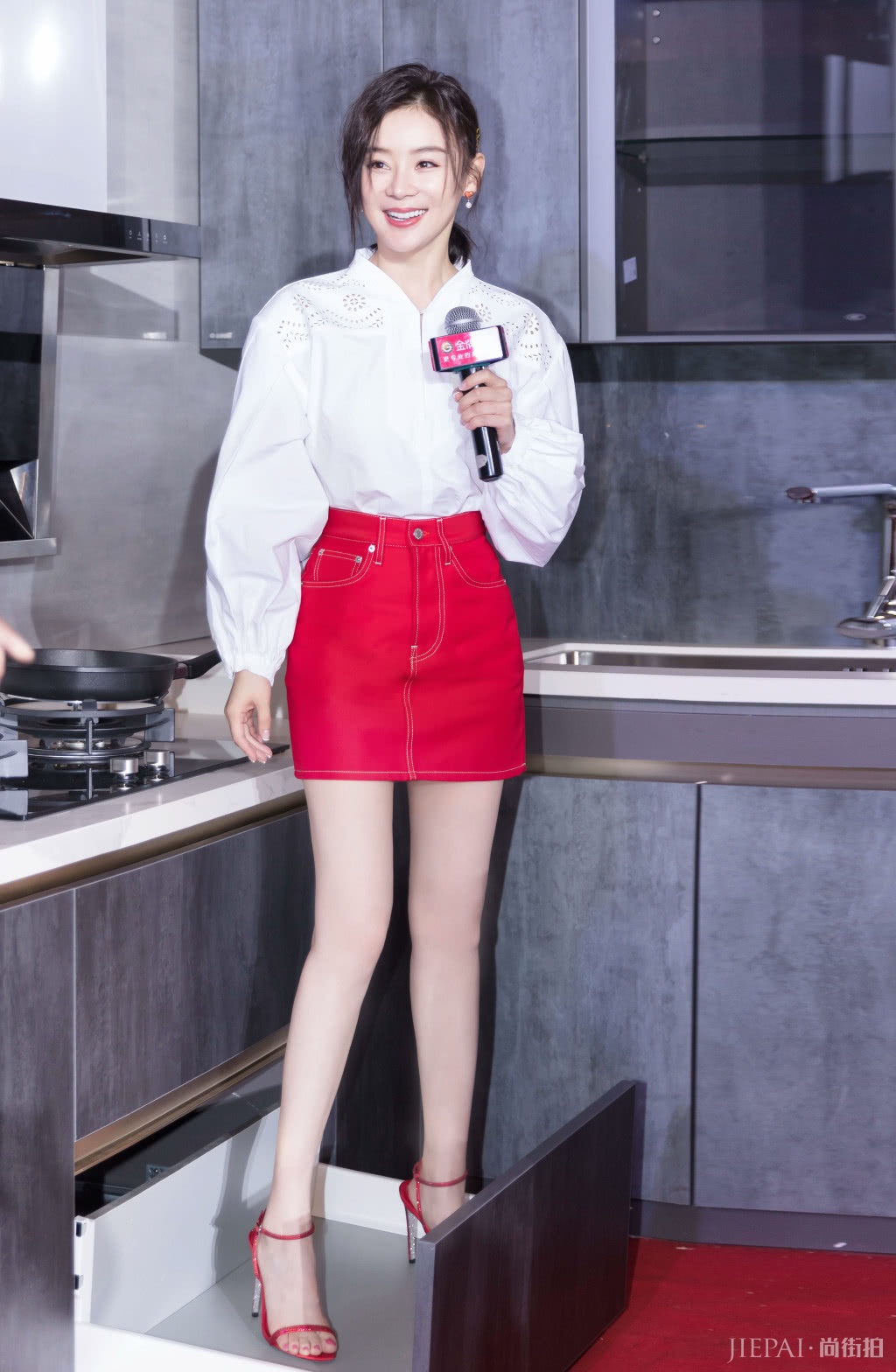 袁姗姗参加斯巴达勇士赛穿白衬衫配高腰西裤，美成焦点