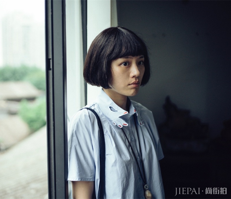 马思纯再演少女,顶蘑菇头难逃颜值挑战,素颜还是很能打