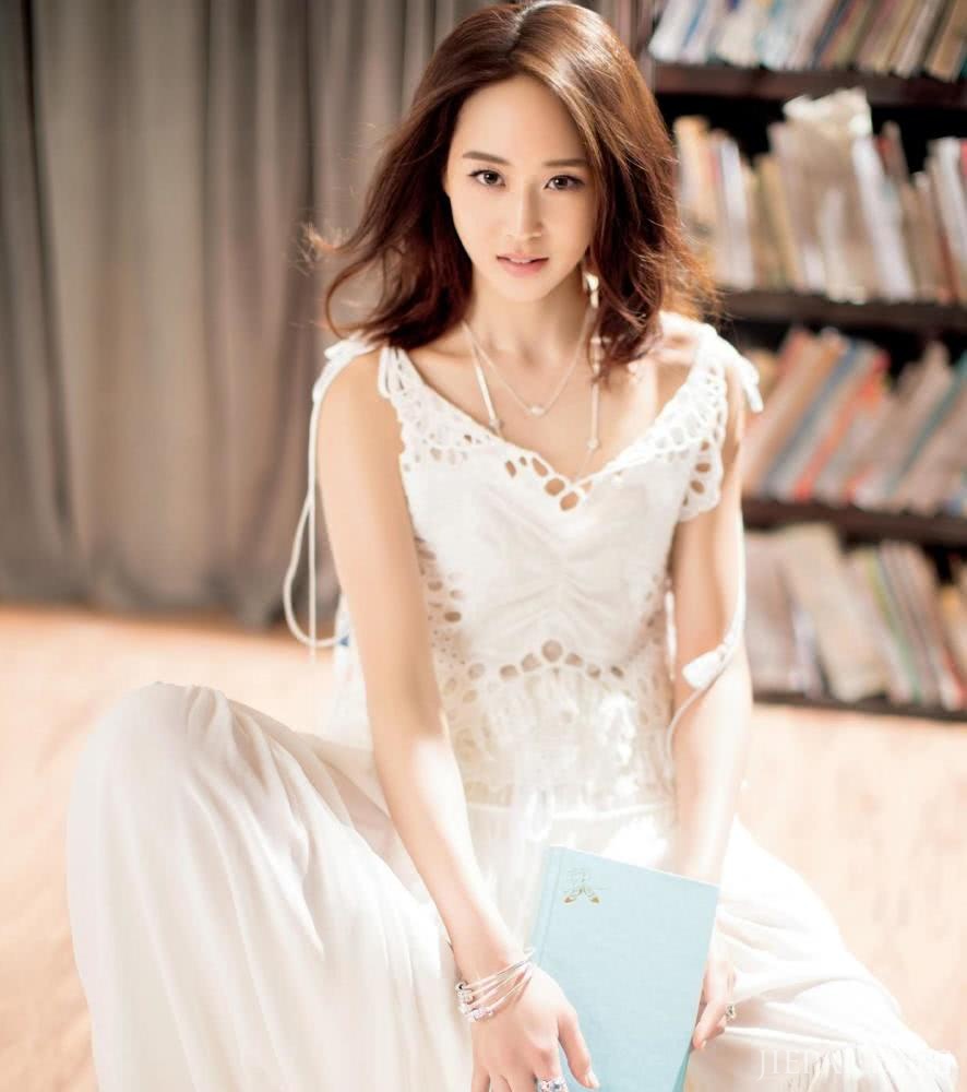 张钧甯机场街拍 穿近3万的大衣,秒变气质女神