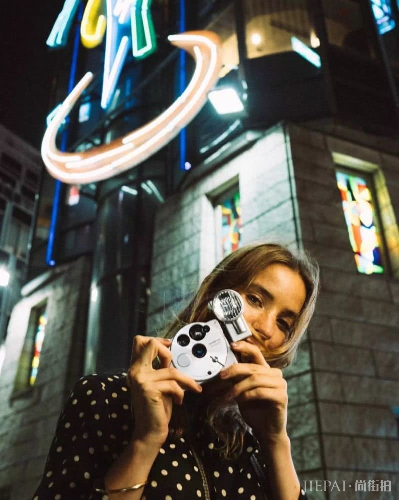 她们居然可以换衣不换包?