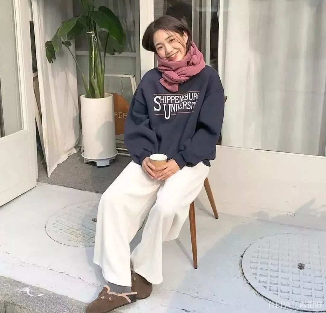 别再穿阔腿裤，2019最流行的4条裤子长这样