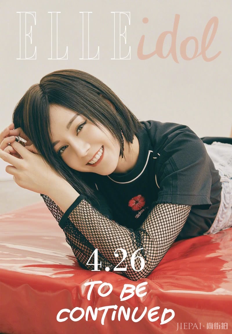 热巴短发造型太甜美!复古校园T配鳞片裙立马减龄