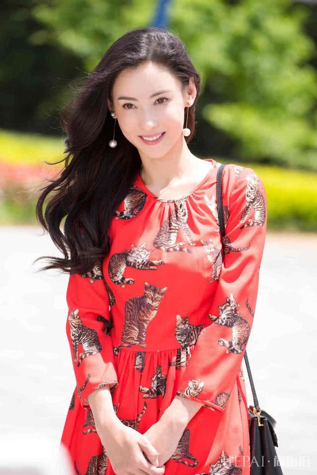 张柏芝身穿流苏裙大秀美背,状态回归