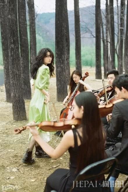 这些自然系穿搭看着很清凉!纯色搭配减龄又大气