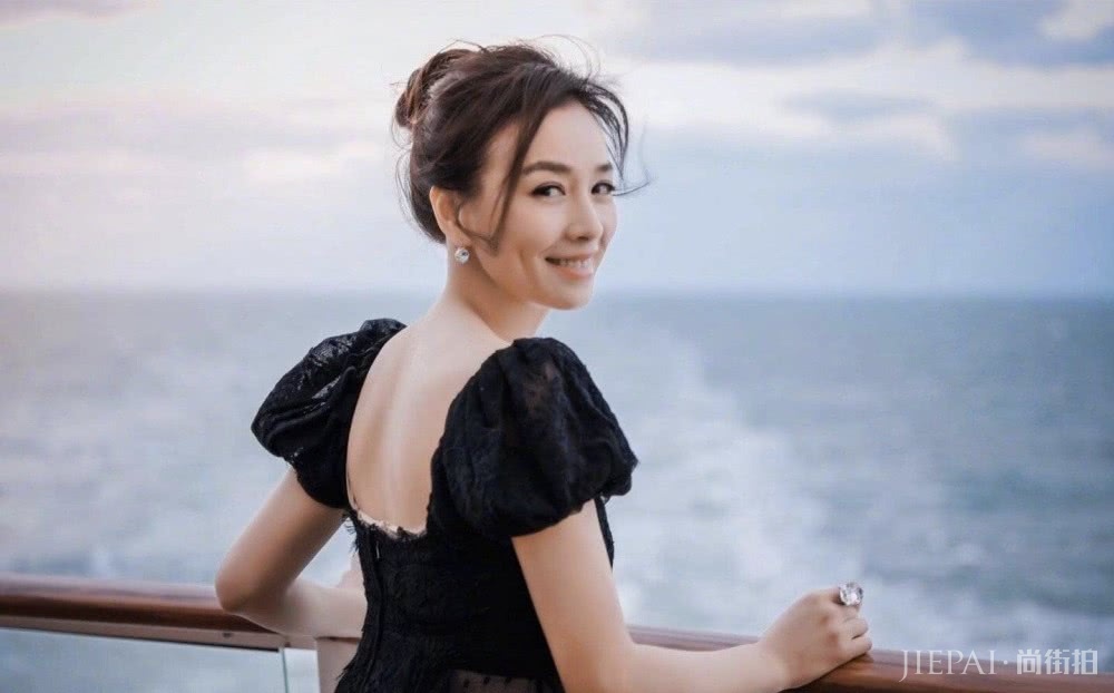 张庭穿“校花装”度假,29的脸,19的腿