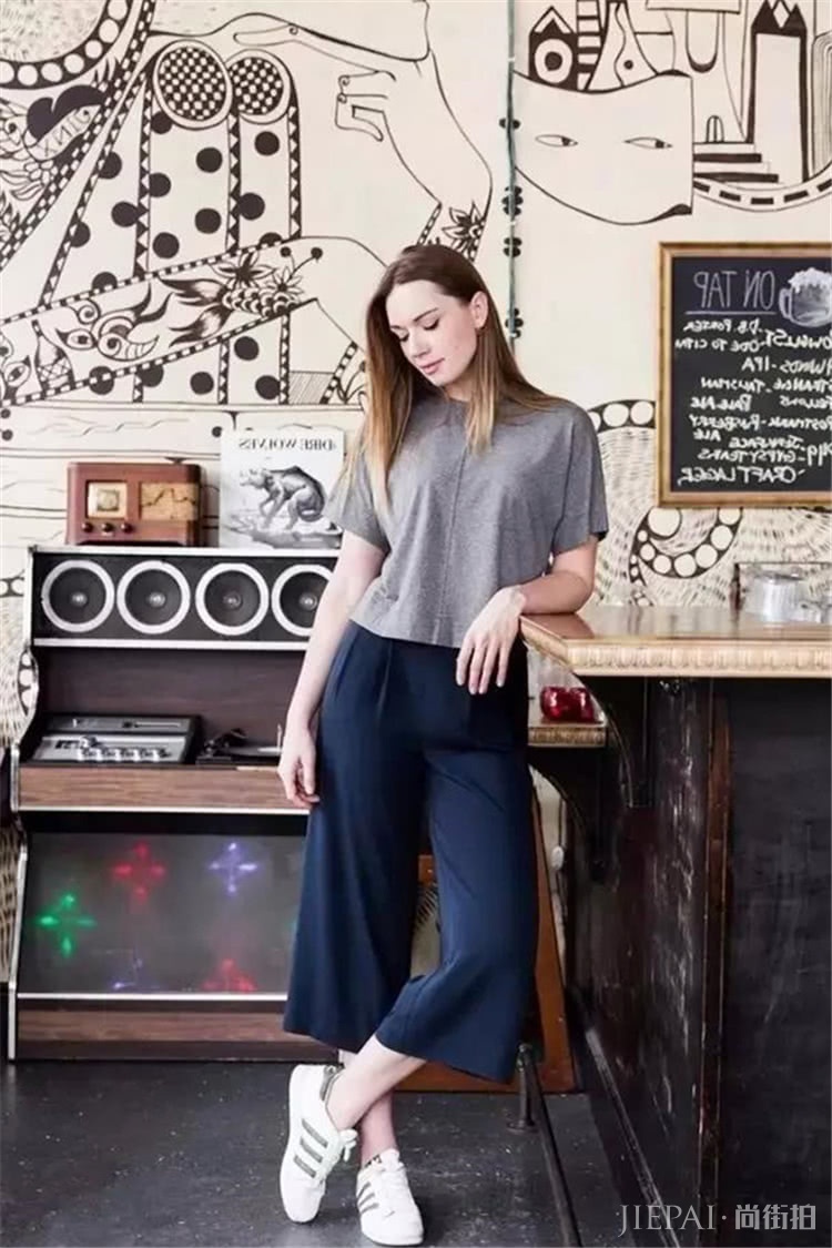 夏季不落俗套的穿搭CP:T恤+阔腿裤,时髦好看才是王道