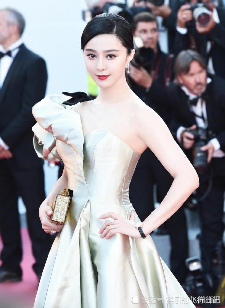 范冰冰粉红上衣配蕾丝内搭女人味十足