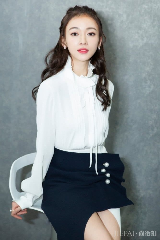 吴谨言普通半身裙穿出了3万的高级感,气场强大