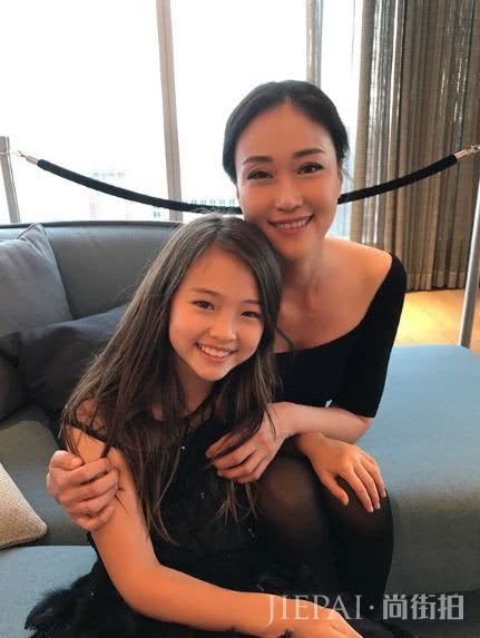 这位11岁的混血小美女，是小宋慧乔还是小Jennie？