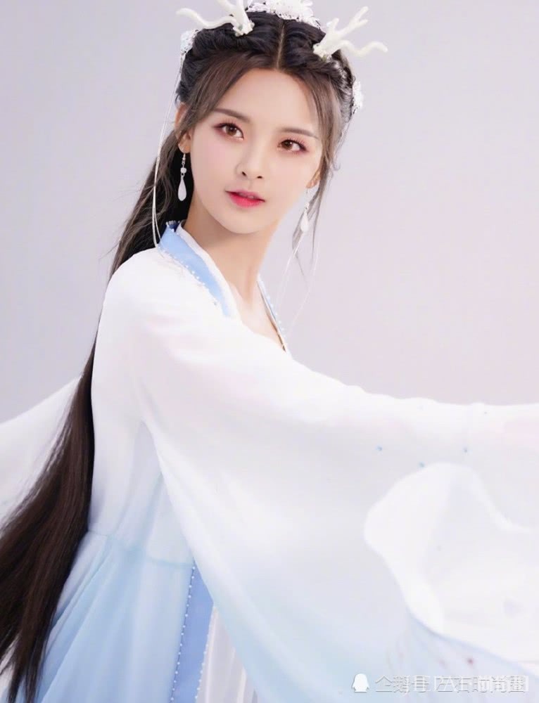 杨超越挑战小龙女造型,被赞美如仙女