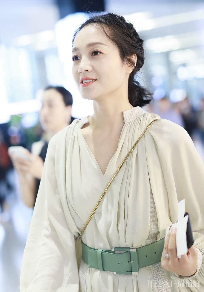 朱丹机场街拍,精致编发搭配白裙,少女气质依旧惊艳