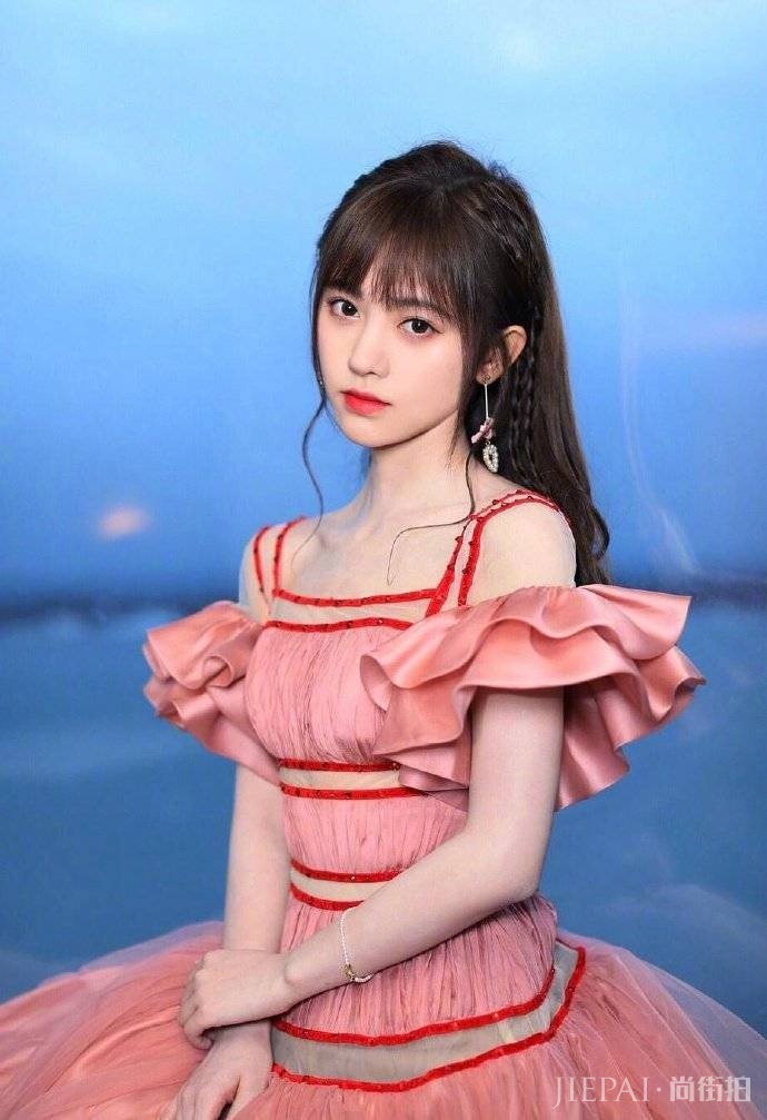 鞠婧祎晒夏日美照,斜扎马尾俏皮可爱,穿衣清甜如“水蜜桃”