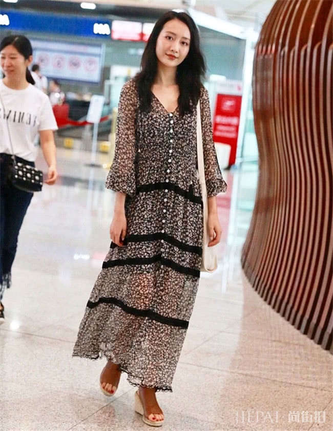 为小仙女备好雪纺连衣裙，性感还很撩人