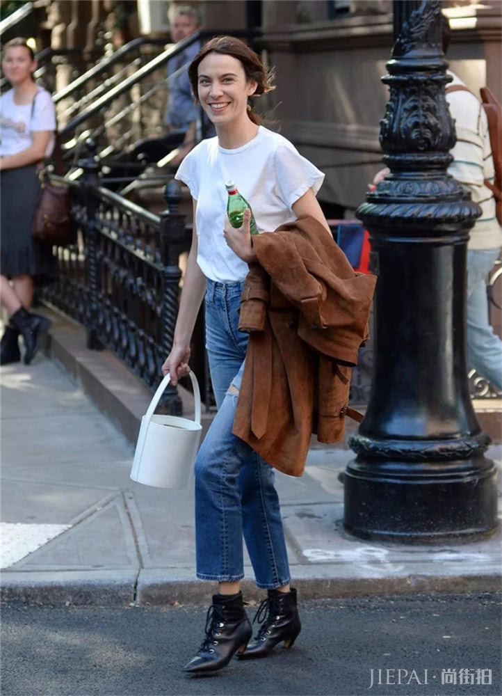 夏天靠牛仔裤来撑起你的美!配这4款不同颜色的T恤真的很酷