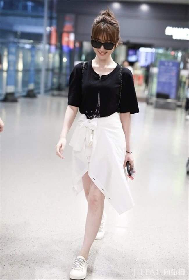 衣服简单打个结，吸睛指数更上一层楼