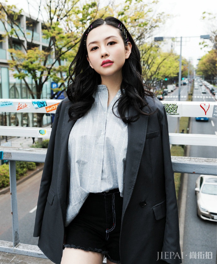 邱淑贞大女儿化身为“时尚达人”，肤白貌美，基因遗传的也太好了吧！