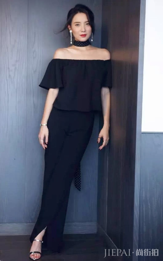 一字带高跟凉鞋款款而来，轻松成为你鞋柜新宠，太优雅了