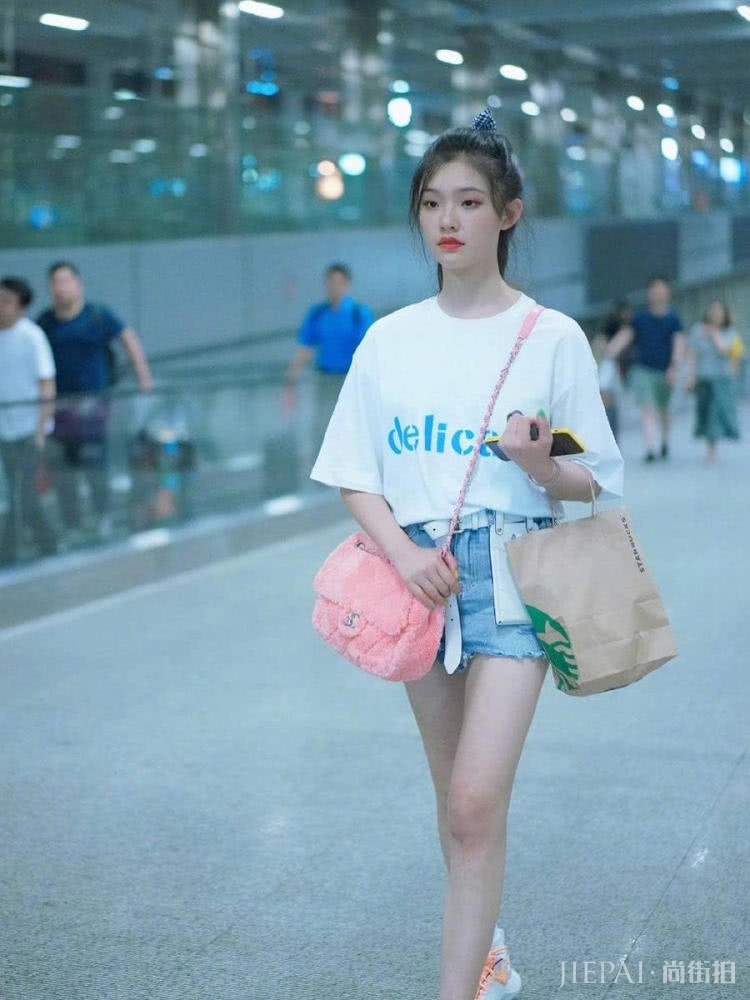 林允机场街拍,换了一个新发型,马上美出少女气质