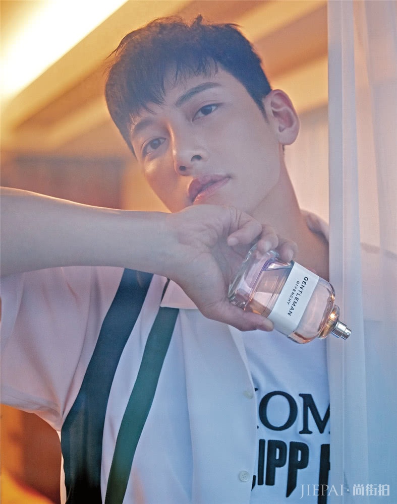 池昌旭穿西装更绅士成熟,与之前花美男大不同