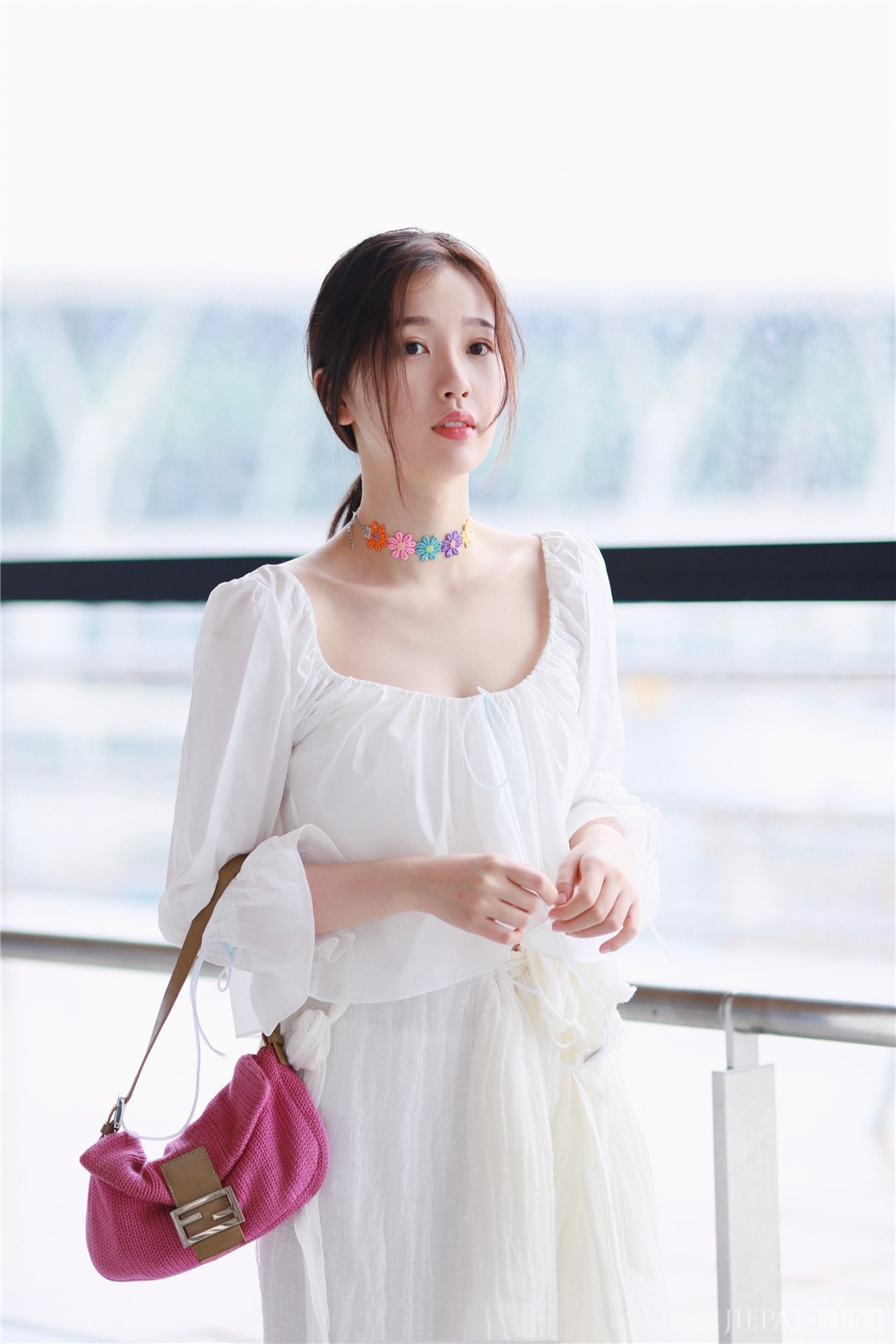 虞书欣美的出众，白纱裙配小粉包仙气又温柔