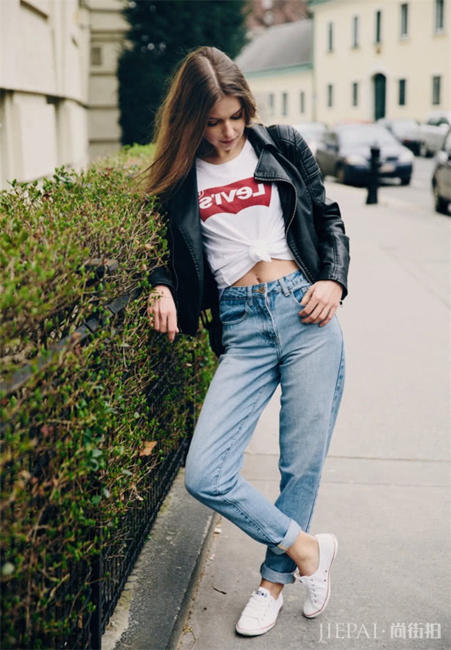 衣服简单打个结，吸睛指数更上一层楼