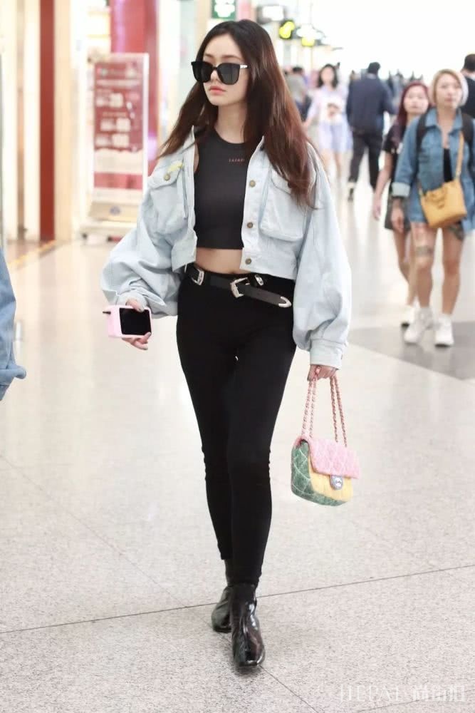 打扮酷酷的女明星，最近都在穿什么？