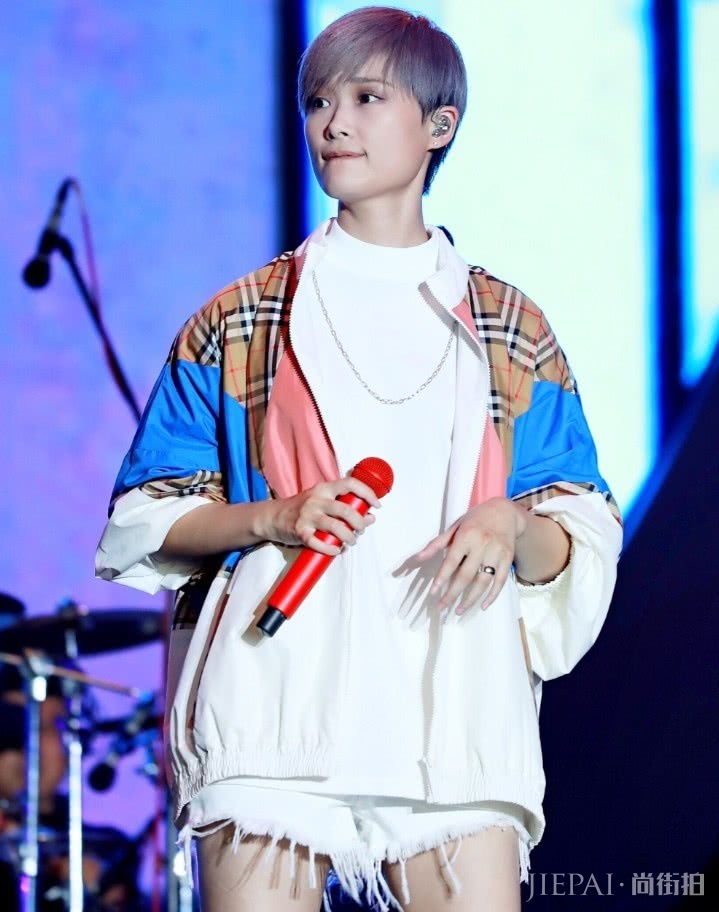 李宇春穿15cm皮裙写真,双腿修长太好看