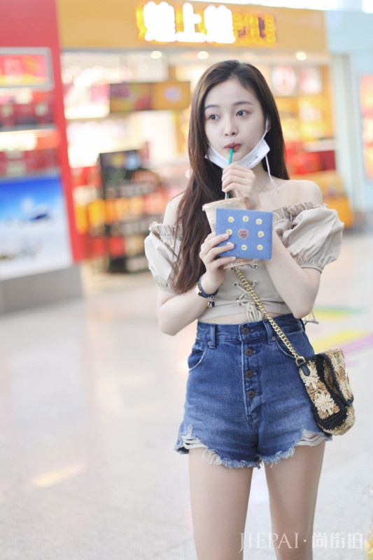 吴宣仪穿泡泡袖露肩衬衫,下搭牛仔短裤,这就是显瘦美的穿搭