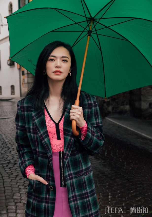 姚晨现身异国街头显气场,脸型大变还说无“缩唇”?