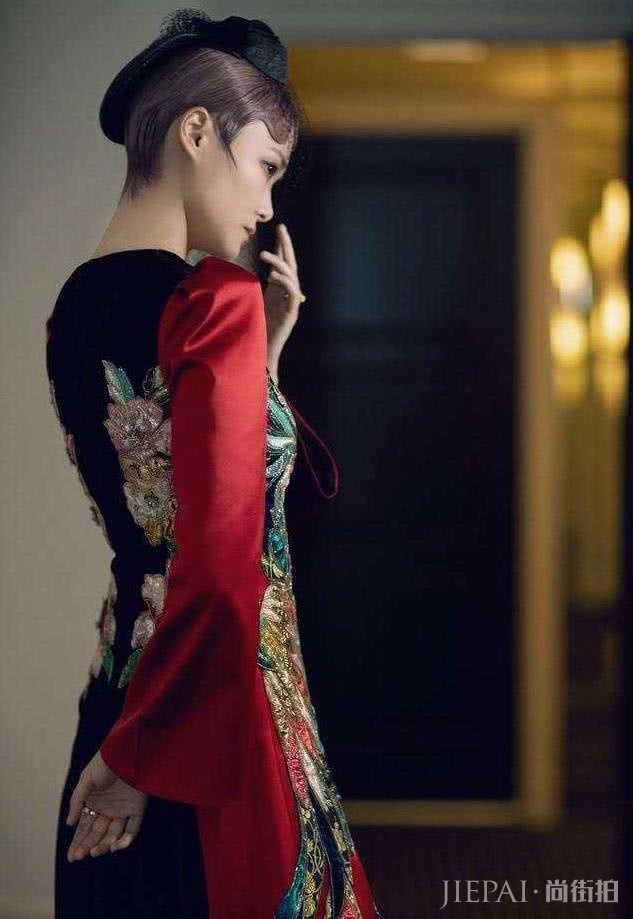 李宇春出席慈善晚宴,孔雀刺绣长裙惊艳全场