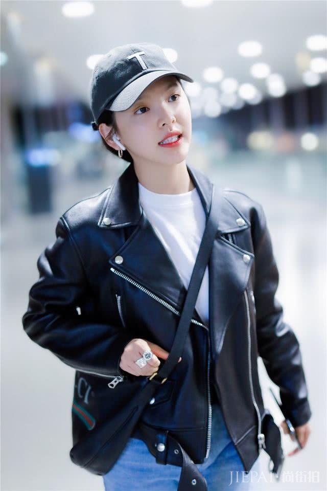 章若楠机场街拍高调“秀”衣品，国民初恋真仙