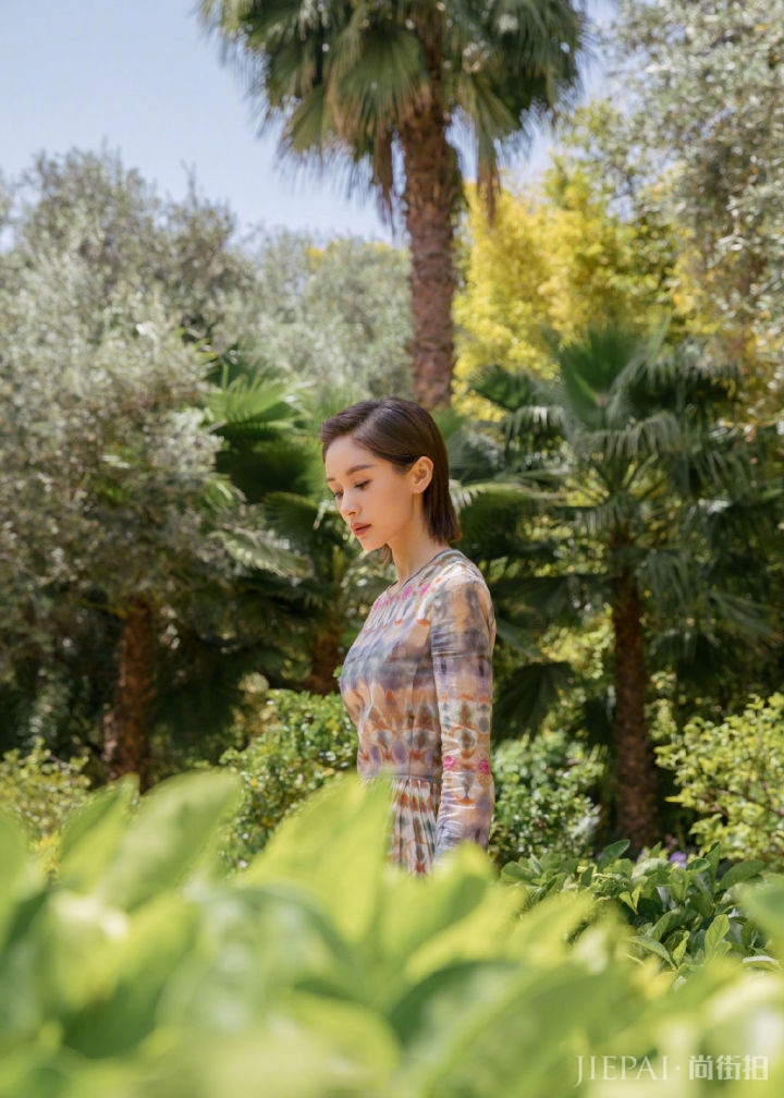 小个子明星王子文搭配多变,还很有气质