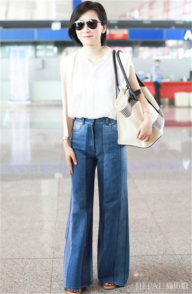 夏天靠牛仔裤来撑起你的美!配这4款不同颜色的T恤真的很酷