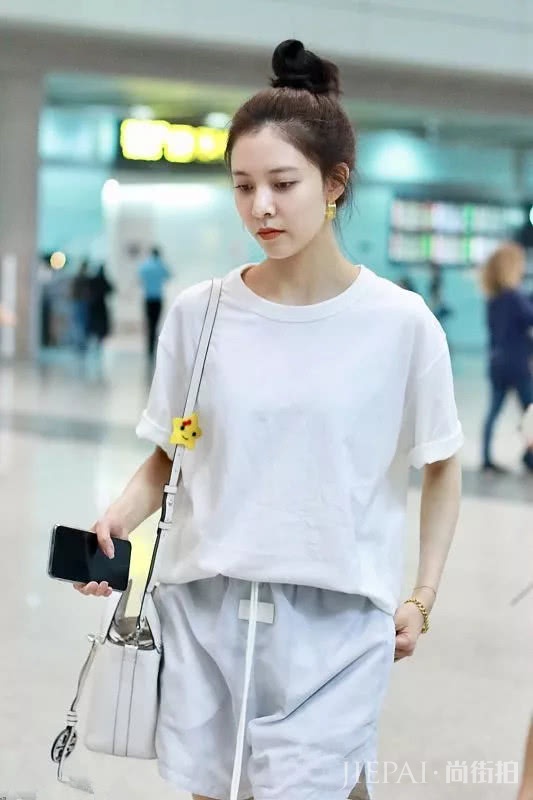宋妍霏穿基础搭,纯白色短袖搭运动短裤,机场街拍气质真好