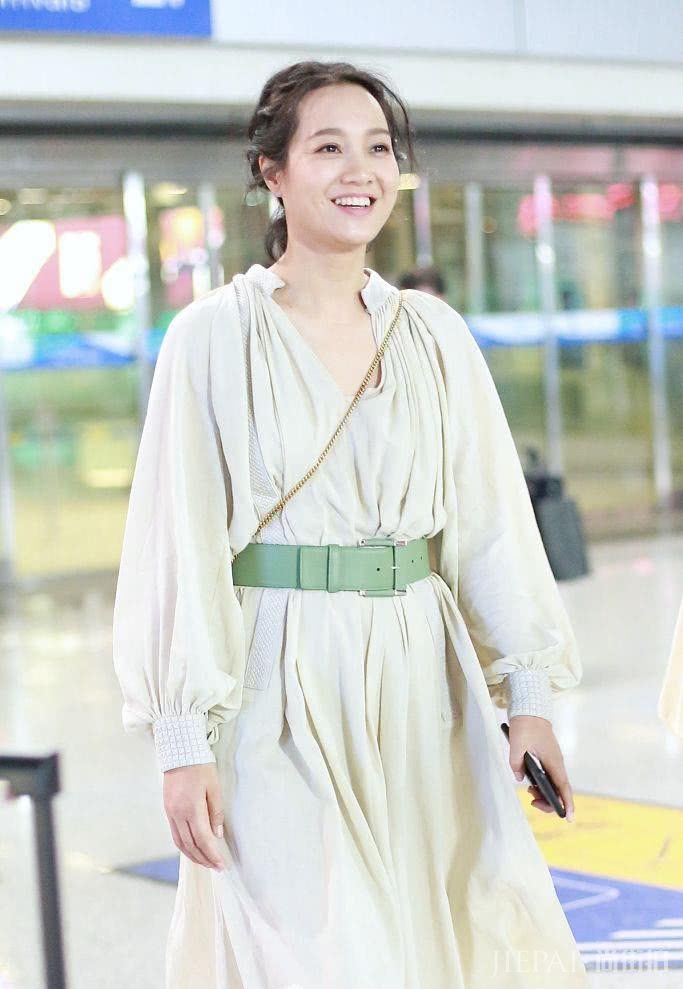 朱丹机场街拍,精致编发搭配白裙,少女气质依旧惊艳