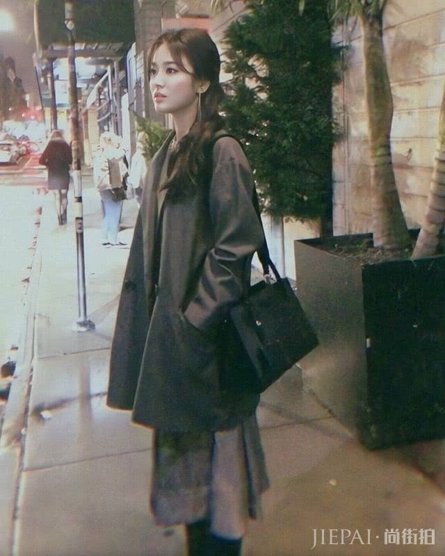 宋慧乔化烟熏妆现身秀场,仙气飘飘有气质