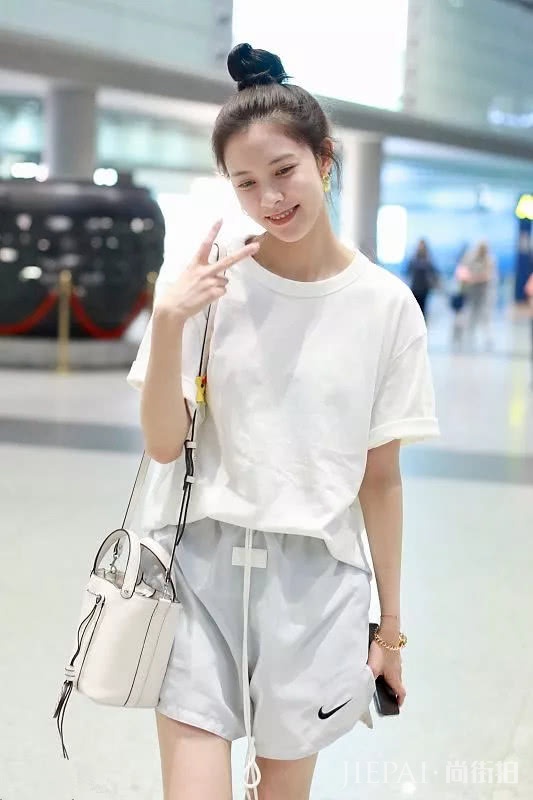 宋妍霏穿基础搭,纯白色短袖搭运动短裤,机场街拍气质真好