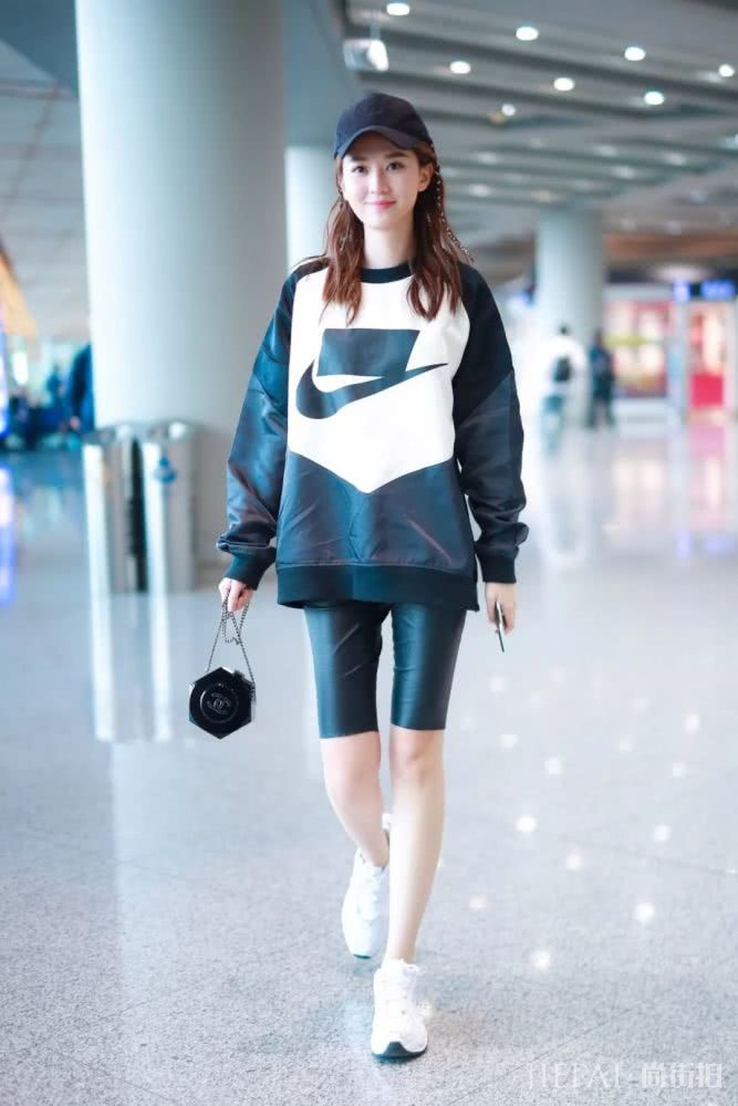 杨幂和乔欣都翻牌的这种裤子，细长腿才好穿！