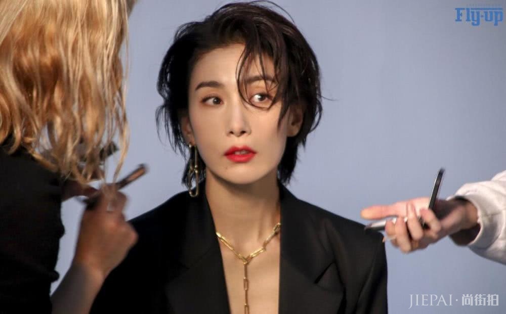 日本国宝级女演员,英气的外表把人“帅弯”,帅的男人也会嫉妒?