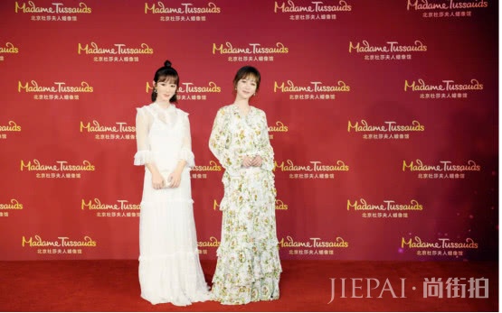 杨紫继“秒删”后首度亮相,身穿连衣裙心情大好