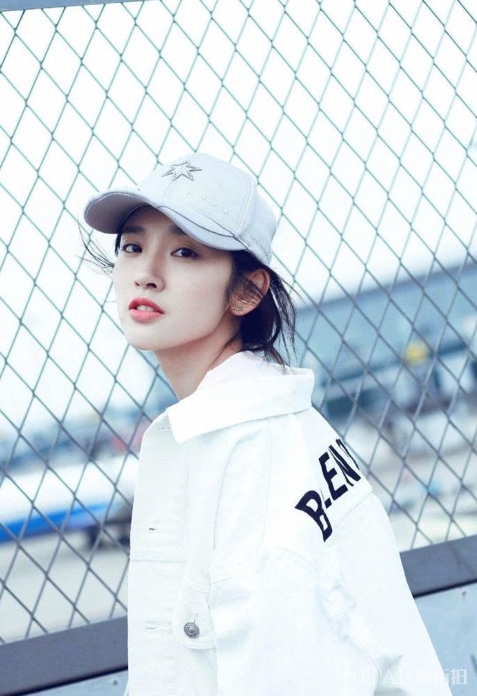 唐艺昕穿休闲装扎小马尾,清新又减龄