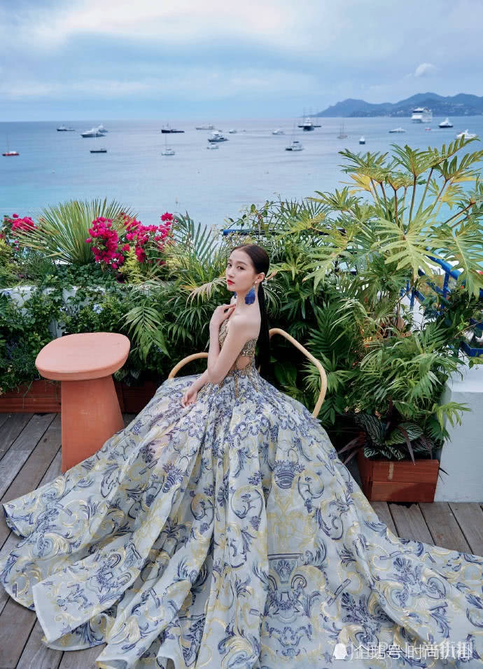关晓彤穿镂空印花裙美的精致，端庄又霸气